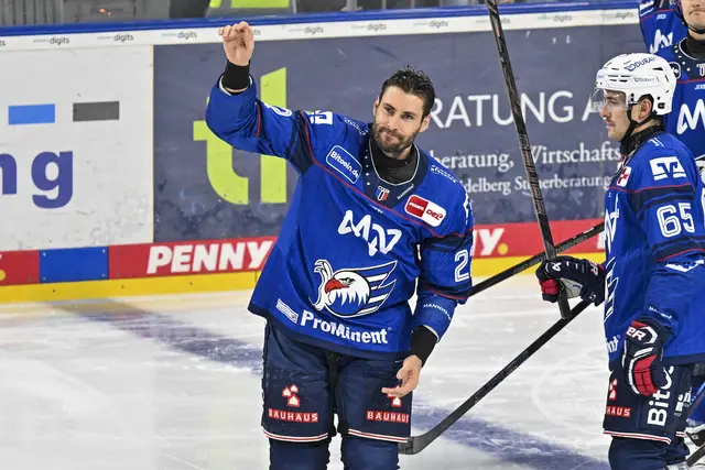 Adler-Stürmer Matthias Plachta grüßt vor seinem DEL- Rekordspiel gegen Frankfurt die Zuschauer in der SAP Arena. 
 | Foto: Ruffler/PIX-Sportfotos