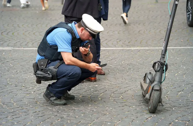 Bei Kontrollen fallen immer öfter getunte E-Scooter auf. (Archivbild) | Foto: Andreas Arnold/dpa