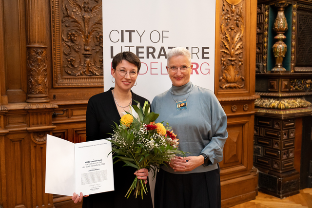 Die Schriftstellerin Julia Cimafiejeva (links) erhielt den Hilde-Domin-Preis für Literatur im Exil 2026 am 20. Oktober 2026 im Heidelberger Rathaus aus den Händen von Kulturamtsleiterin Dr. Andrea Edel überreicht. | Foto: Konrad Gös