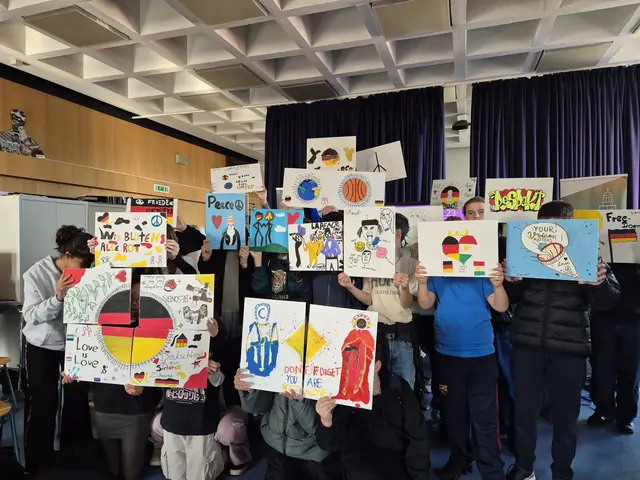 Mit Rap, Tanz und Kunst setzten sich die Achtklässler der Lina-Pfaff-Realschule plus in Kaiserslautern mit Demokratie und ihren Grundwerten auseinander. | Foto: Heartbeat Edutainment/gratis