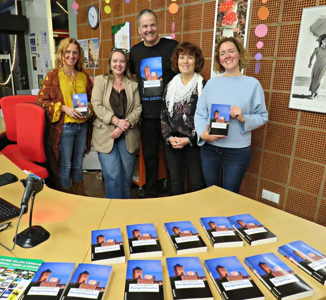 Harald Schneider inmitten der Büchereihelferinnen | Foto: Brigitte Melder