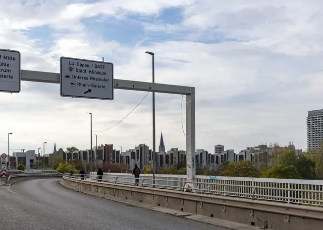 Die Baustelle an der Brücke steht für die Einschränkungen und die nun geplante teilweise Freigabe. | Foto: Stadt Ludwigshafen