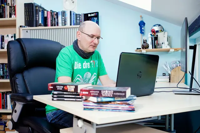 Dittert schreibt nach eigenen Angaben seit etwas mehr als 1.000 Wochen für die «Perry Rhodan»-Reihe. (Archivbild) | Foto: Uwe Anspach/dpa