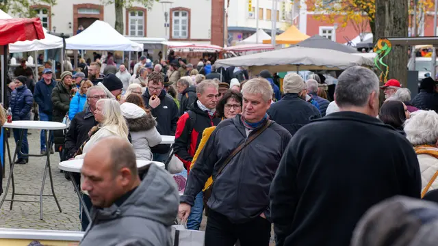 Zahlreiche Besucher beim Wendelinusmarkt in der Ramsteiner Innenstadt zwischen Marktständen und Verkaufszelten.