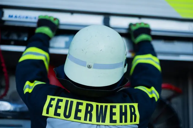 Die Feuerwehr konnte den Brand innerhalb weniger Stunden löschen. (Symbolbild)  | Foto: Rolf Vennenbernd/dpa