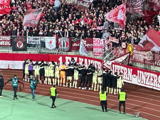 Die Roten Teufel hatten allen Grund mit den bis zu 7000 mitgereisten Fans zu feiern | Foto: Anne Paschen/gratis