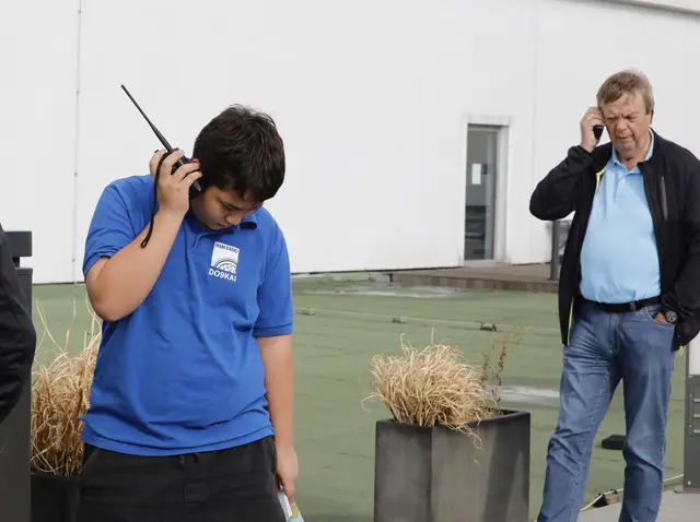 Kaum größer als ein Mobiltelefon : Kaito,  DO9KAI  und Alois DL3IAC kommunizieren über das Bruchsaler Amateurfunk-Relais  | Foto: https://www.pixelmover-foto.de/
