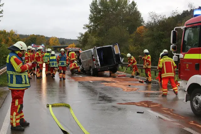Bei einem Frontalzusammenstoß auf einer Bundesstraße bei Rottweil sind zwei Männer verletzt worden. | Foto: Christian Klemm / Blaulichtreport Rottweil/dpa