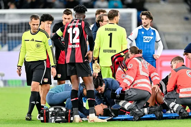 Badé wurde verletzt vom Feld getragen | Foto: Uwe Anspach/dpa