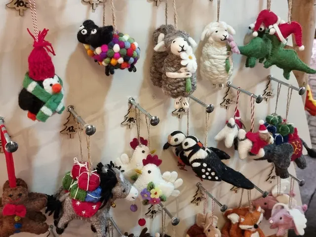 An den Ständen auf den Kapuzinerplanken wird kreatives Kunsthandwerk angeboten - hier im vergangenen Jahr wunderschöne, handgemachte Tierfiguren.  | Foto: Charlotte Basaric-Steinhübl
