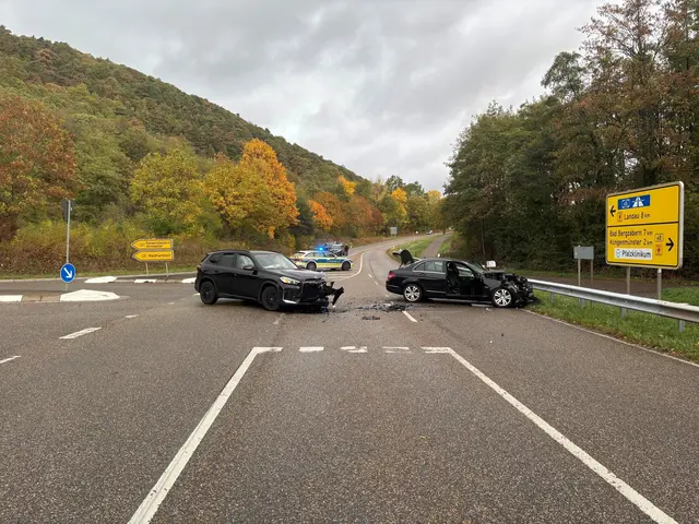 Bei einem Unfall an der Einmündung von B48 und L508 bei Klingenmünster wurden zwei Autofahrer leicht verletzt. Beide Fahrzeuge erlitten nach der Vorfahrtsmissachtung wirtschaftliche Totalschäden. | Foto: Polizeidirektion Landau