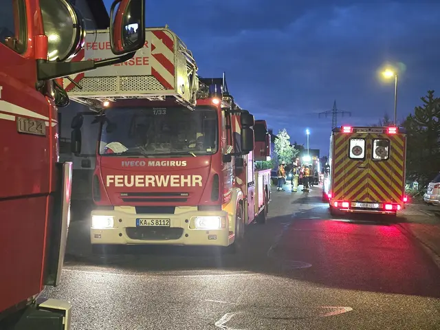 Die Feuerwehr wurde am späten Nachmittag alarmiert.  | Foto: Thomas Riedel/dpa
