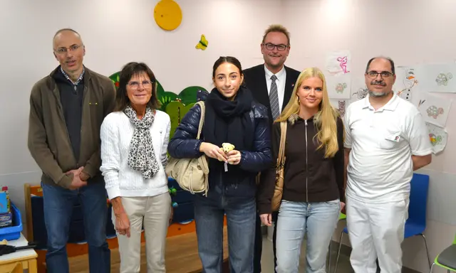 Schulleiter Axel Sprau, Birgit Neuhs (erste Vorsitzende des Westpfalzküken e.V.), Anna Baum (Schülerin), Oberbürgermeister Markus Zwick (Aufsichtsratsvorsitzender des Städtischen Krankenhauses), Juli Silber (Schülerin) und Dr. med. Vincenzo Rizzo (von links) bei der Spendenübergabe | Foto: Frank Schäfer