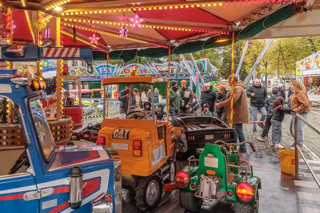 Fahrgeschäfte, Marktstände und geöffnete Geschäfte lockten am Sonntag zum Oktobermarkt nach Kandel. Bis Dienstag wird in der Bienwaldstadt weitergefeiert. | Foto: Paul Needham