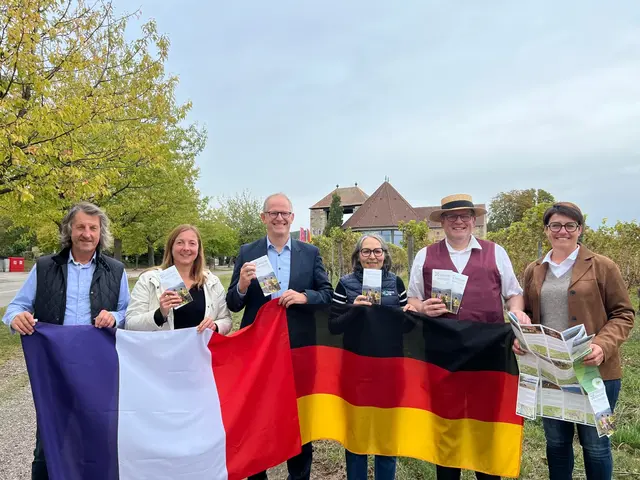 Die neue Wanderkarte bündelt Touren durch die Südpfalz und die benachbarten Regionen. | Foto: Das Foto(© Vis-à-Vis ) zeigt, von links nach rechts: Arno Reither (Burg Berwartstein), Anne Beger (Vis-à-Vis), Matthias Proske (Vis-à-Vis), Sandrine Sehmer (Office de Tourisme de l’Alsace Verte), Thomas Storz (Land-gut-Hotel Schweigener Hof), Stéphanie Ko