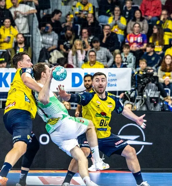 Robert Timmermeister und Jannik Kohlbacher gegen GisliKristjanssosn  | Foto: Wolfgang Neuberth