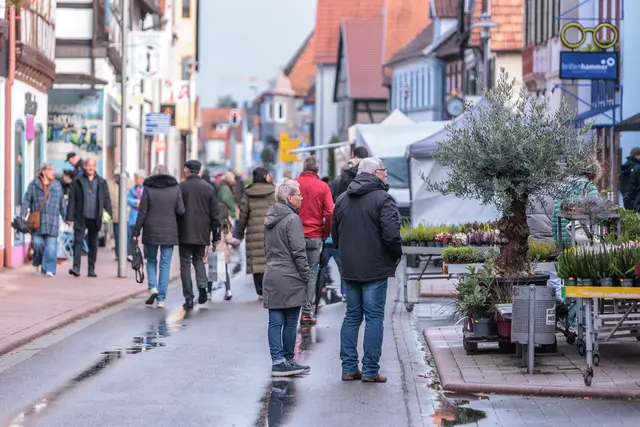 Der Oktobermarkt brachte am Sonntag Leben in die Kandeler Innenstadt. Zwischen Marktständen und Kerwe-Angeboten gab es trotz des durchwachsenen Wetters einiges zu entdecken. | Foto: Paul Needham