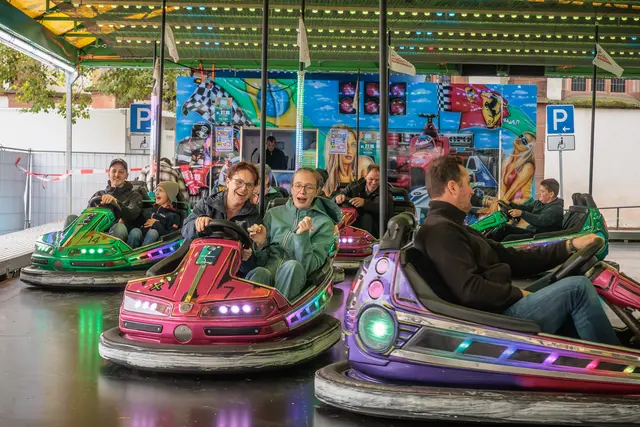Fahrgeschäfte, Marktstände und geöffnete Geschäfte lockten am Sonntag zum Oktobermarkt nach Kandel. Bis Dienstag wird in der Bienwaldstadt weitergefeiert. | Foto: Paul Needham