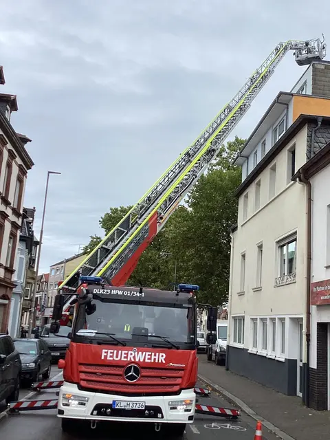 In der Pirmasenser Straße mussten herabgefallene beziehungsweise absturzgefährdete Dachziegel gesichert werden. An einem Wohngebäude drohte außerdem eine Dachantenne herabzustürzen. Zur Beseitigung der Gefahrenstellen kam unter anderem die Drehleiter zum Einsatz. | Foto: Feuerwehr Kaiserslautern