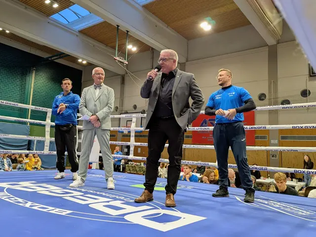 Gemeinsam mit Trainer Daniel Sicius eröffnete Joachim Felka, der erste Beigeordnete der Stadt, den Abend und begrüßte die zahlreichen boxbegeisterten Zuschauer in der vollbesetzten Halle. | Foto: Jutta Felka