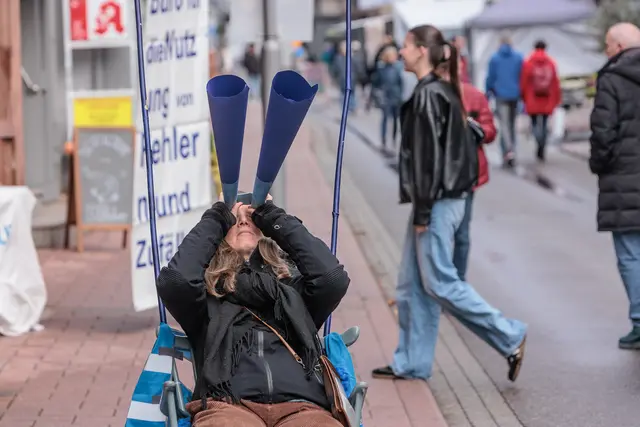 Der Oktobermarkt brachte am Sonntag Leben in die Kandeler Innenstadt. Zwischen Marktständen und Kerwe-Angeboten gab es trotz des durchwachsenen Wetters einiges zu entdecken. | Foto: Paul Needham