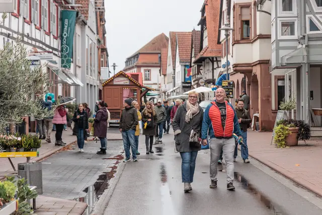 Trotz des wechselhaften Wetters bummelten am Sonntag zahlreiche Besucher über den Oktobermarkt in Kandel und genossen das herbstliche Marktgeschehen. | Foto: Paul Needham
