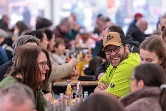 Der Oktobermarkt brachte am Sonntag Leben in die Kandeler Innenstadt. Zwischen Marktständen und Kerwe-Angeboten gab es trotz des durchwachsenen Wetters einiges zu entdecken. | Foto: Paul Needham