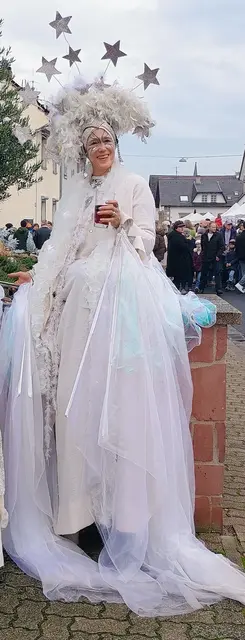 Auf hohen Stelzen sorgen fantasievolle Gestalten für besondere Begegnungen. | Foto: Erpolzheimer Martinsmarkt e.V.