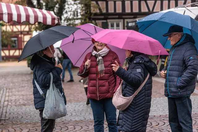 Trotz des wechselhaften Wetters bummelten am Sonntag zahlreiche Besucher über den Oktobermarkt in Kandel und genossen das herbstliche Marktgeschehen. | Foto: Paul Needham