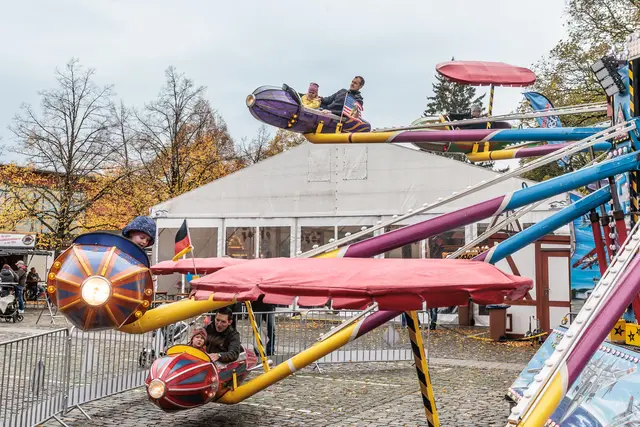 Fahrgeschäfte, Marktstände und geöffnete Geschäfte lockten am Sonntag zum Oktobermarkt nach Kandel. Bis Dienstag wird in der Bienwaldstadt weitergefeiert. | Foto: Paul Needham