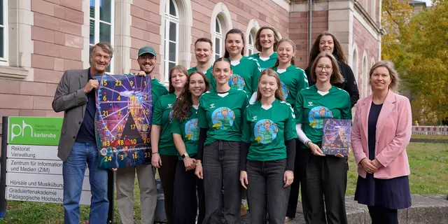 Start-Adventskalender.
Die Lehramtsstudierenden der PH Karlsruhe (in grünen Shirts) freuen sich auf den Verkaufsstart des Karlsruher Adventskalenders.
Links: Michael Staaden, Präsident des Lions Club Karlsruhe-Zirkel
Rechts: Prof. Anke Hanssen-Doose, Leiterin des Instituts für Bewegungserziehung und Sport an der PH Karlsruhe
Hinten rechts: Melina Traut, Lions Club Karlsruhe-Zirkel
 | Foto: ® Lions Club Karlsruhe-Zirkel