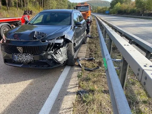 Durch die Wucht des Aufpralls wurde ein Peugeot, in dem sich insgesamt vier Personen befanden, gegen die Mittelleitplanke geschleudert | Foto: Polizeiautobahnstation Kaiserslautern