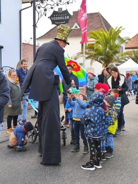 Die geheimnisvollen Stelzenfiguren ziehen beim Martinsmarkt große und kleine Besucher in ihren Bann. | Foto: Erpolzheimer Martinsmarkt e.V.