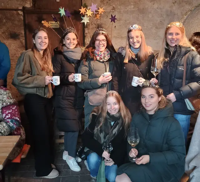 Die Erpolzheimer Weinprinzessin Paulina Kohl (ganz rechts) mit zahlreichen Weinhoheiten aus der Region.  | Foto: Erpolzheimer Martinsmarkt e.V.