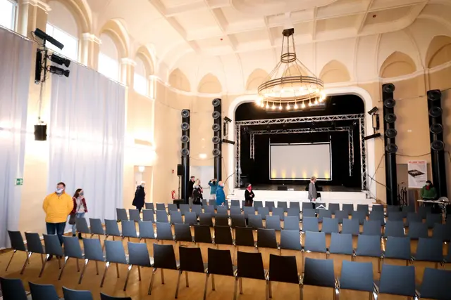 Die Theatergruppe Prisma verbindet in „Ein Stück Leben“ im Alten Stadtsaal in Speyer Erinnerungen, Musik und Theaterszenen. | Foto: Cornelia Bauer