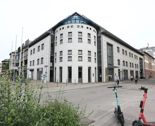 Eine Bibliothek bietet Schülerinnen und Schülern Unterstützung bei der Vorbereitung von Referaten. | Foto: Stadt Karlsruhe, Sabine Steffler