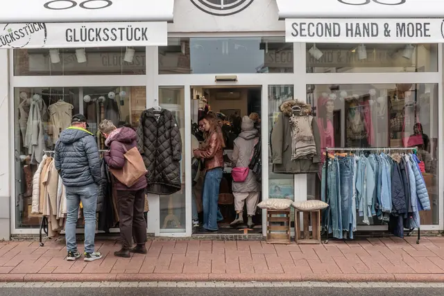 Der Oktobermarkt brachte am Sonntag Leben in die Kandeler Innenstadt. Zwischen Marktständen und Kerwe-Angeboten gab es trotz des durchwachsenen Wetters einiges zu entdecken. | Foto: Paul Needham