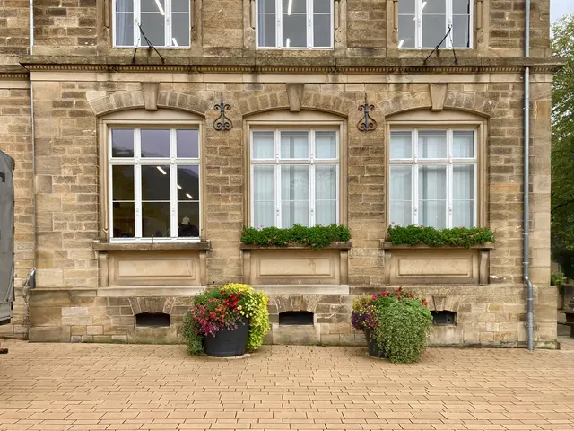 Das 2025 eingebaute Musterfenster (links) ist dem historischen Original
nachempfunden und erfüllt zugleich heutige energetische
Anforderungen. | Foto: Stadt Neustadt