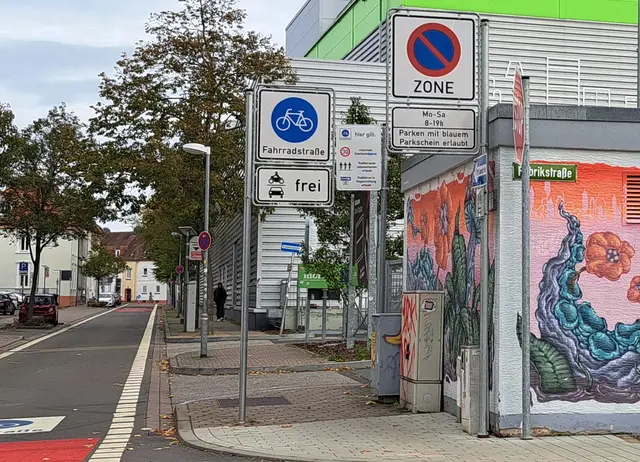 Die neue Verkehrsführung in der Fahrradstraße erfordert viele Hinweise: Schilder weisen auf Einbahnstraßen, Parkzonen und Halteverbote hin. Die Stadt hat sich bewusst für eine auffällige Beschilderung entschieden, um die Aufmerksamkeit der Verkehrsteilnehmer zu erhöhen. | Foto: Monika Klein