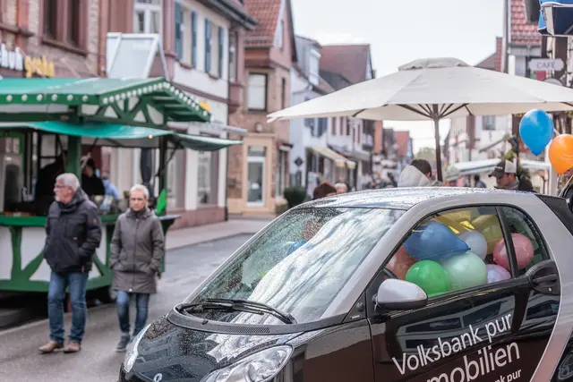 Der Oktobermarkt brachte am Sonntag Leben in die Kandeler Innenstadt. Zwischen Marktständen und Kerwe-Angeboten gab es trotz des durchwachsenen Wetters einiges zu entdecken. | Foto: Paul Needham