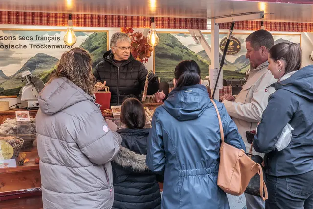 Der Oktobermarkt brachte am Sonntag Leben in die Kandeler Innenstadt. Zwischen Marktständen und Kerwe-Angeboten gab es trotz des durchwachsenen Wetters einiges zu entdecken. | Foto: Paul Needham