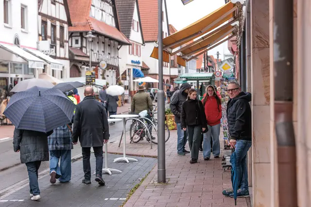 Trotz des wechselhaften Wetters bummelten am Sonntag zahlreiche Besucher über den Oktobermarkt in Kandel und genossen das herbstliche Marktgeschehen. | Foto: Paul Needham