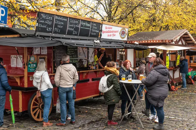 Trotz des wechselhaften Wetters bummelten am Sonntag zahlreiche Besucher über den Oktobermarkt in Kandel und genossen das herbstliche Marktgeschehen. | Foto: Paul Needham