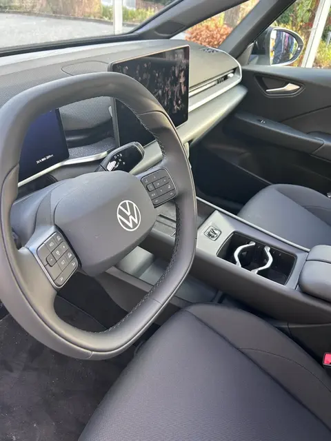 Ein E-Fahrzeug lädt an einer Station und steht sinnbildlich für den Ausbau der Elektromobilität in der Verwaltung. | Foto: Verbandsgemeinde Edenkoben