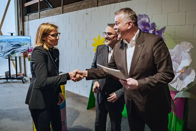 Ministerpräsident Gordon Schnieder überreicht den Förderbescheid an LGS-Geschäftsführerin Anne Pieper | Foto: LGS28, Daniel Löwedey