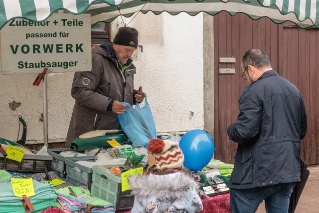 Der Oktobermarkt brachte am Sonntag Leben in die Kandeler Innenstadt. Zwischen Marktständen und Kerwe-Angeboten gab es trotz des durchwachsenen Wetters einiges zu entdecken. | Foto: Paul Needham