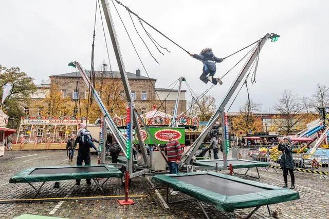 Fahrgeschäfte, Marktstände und geöffnete Geschäfte lockten am Sonntag zum Oktobermarkt nach Kandel. Bis Dienstag wird in der Bienwaldstadt weitergefeiert. | Foto: Paul Needham