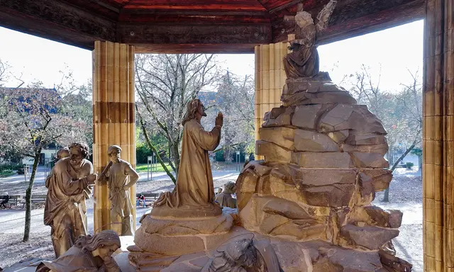 Der restaurierte Ölberg im südlichen Domgarten umfasst 18 Skulpturen und eine neue Beleuchtung. | Foto: Domkapitel Speyer/Klaus Landry