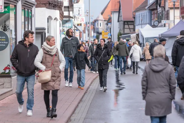 Trotz des wechselhaften Wetters bummelten am Sonntag zahlreiche Besucher über den Oktobermarkt in Kandel und genossen das herbstliche Marktgeschehen. | Foto: Paul Needham