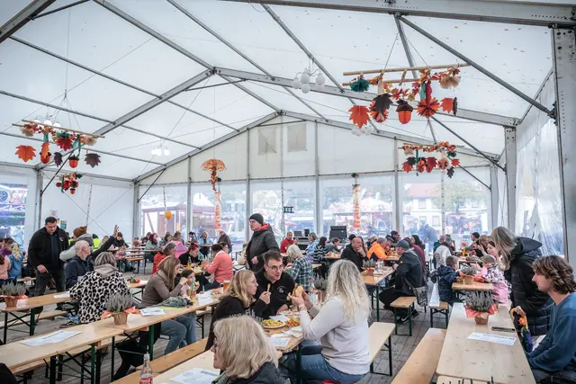Fahrgeschäfte, Marktstände und geöffnete Geschäfte lockten am Sonntag zum Oktobermarkt nach Kandel. Bis Dienstag wird in der Bienwaldstadt weitergefeiert. | Foto: Paul Needham
